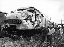 402737 Afbeelding van het zwaar beschadigde en ontspoorde electrische treinstel nr. 931 (mat. 1964, plan V) van de N.S. ...